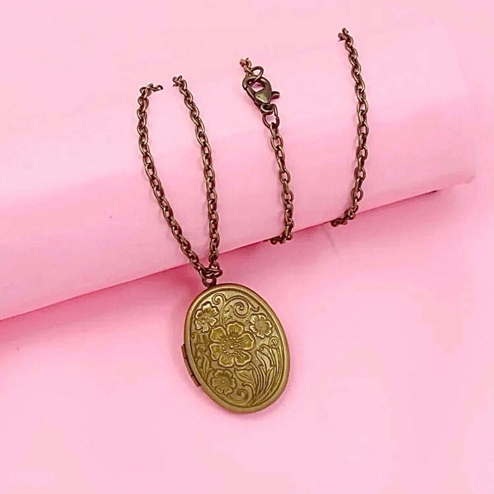 𝅺antiqued bronze flower leaf‎ Photo Locket. - Picture 2 of 9